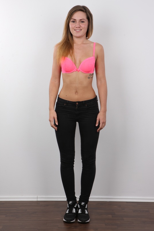 4. Download full pics of Sara (21) from czechcasting.com