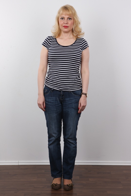 2. Download full pics of Ilona (37) from czechcasting.com