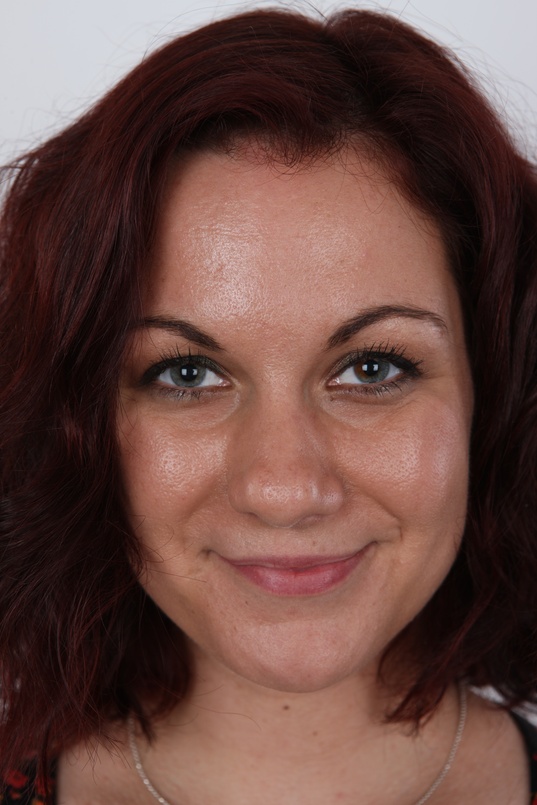 1. Download full pics of Karolina (29) from czechcasting.com