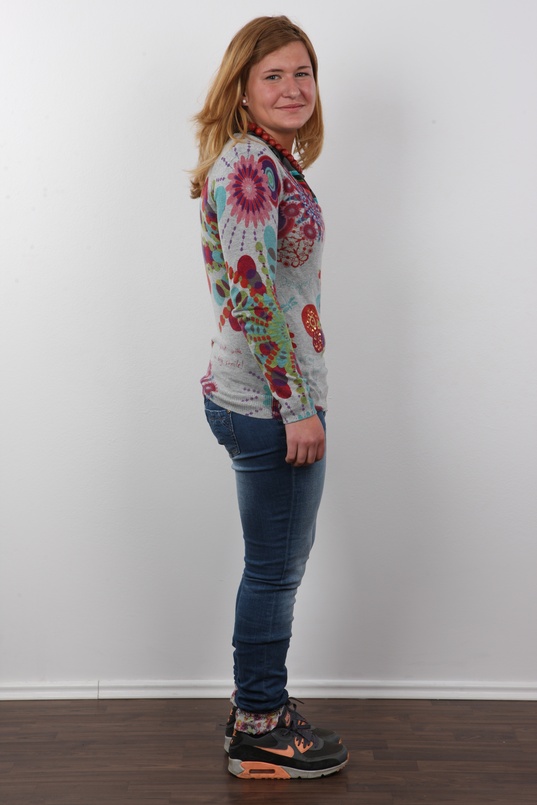 3. Download full pics of Veronika (19) from czechcasting.com