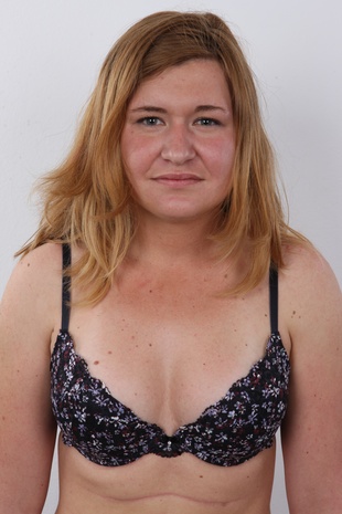 6. Download full pics of model Veronika (19) from czechcasting.com
