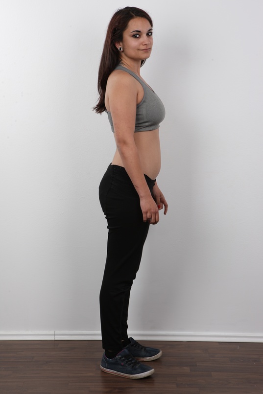 5. Download full pics of Jitka (21) from czechcasting.com