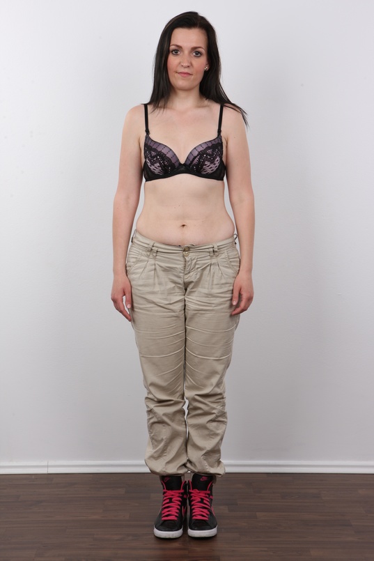 4. Download full pics of Simona (23) from czechcasting.com