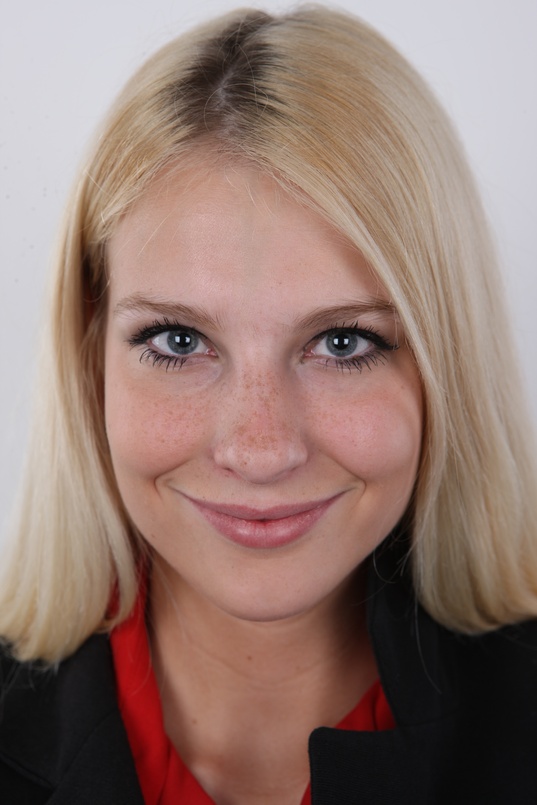 1. Download full pics of Lea (18) from czechcasting.com