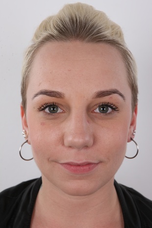 1. Download full pics of model Dominika (21) from czechcasting.com