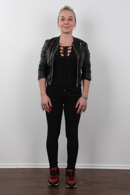 2. Download full pics of Dominika (21) from czechcasting.com