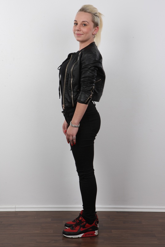 3. Download full pics of Dominika (21) from czechcasting.com