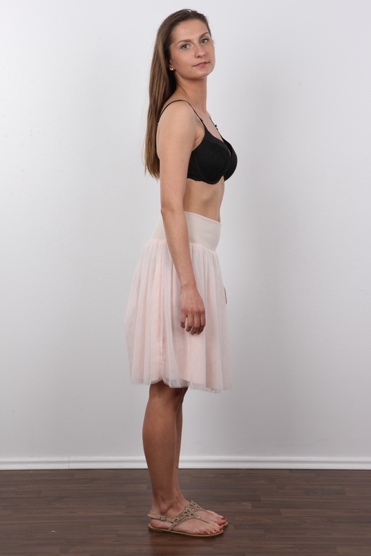 4. Download full pics of Karolina (28) from czechcasting.com