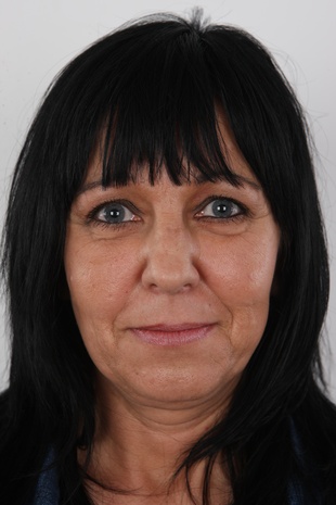 1. Download full pics of model Simona (47) from czechcasting.com