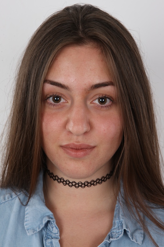 1. Download full pics of Anna (19) from czechcasting.com