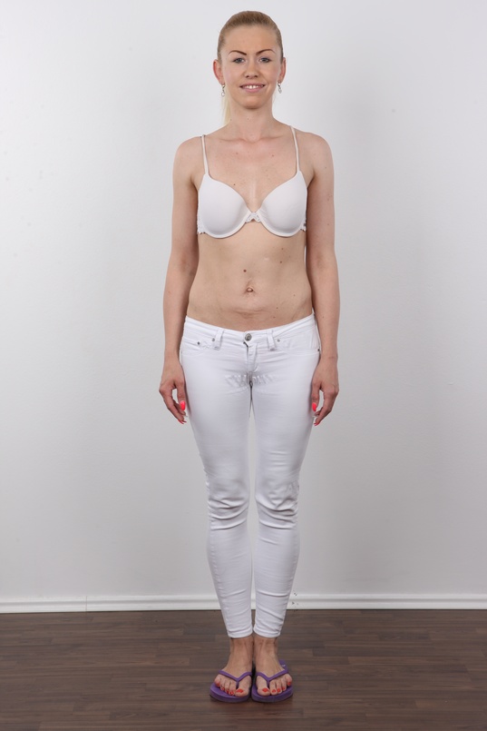 4. Download full pics of Linda (33) from czechcasting.com