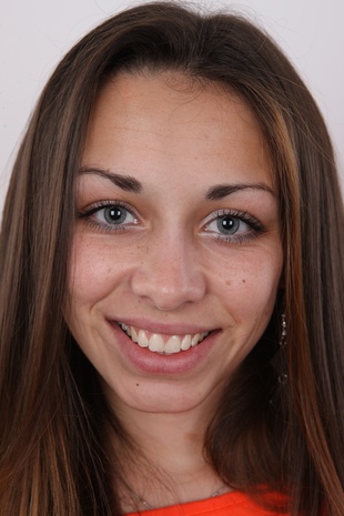 1. Download full pics of model Daniela (18) from czechcasting.com
