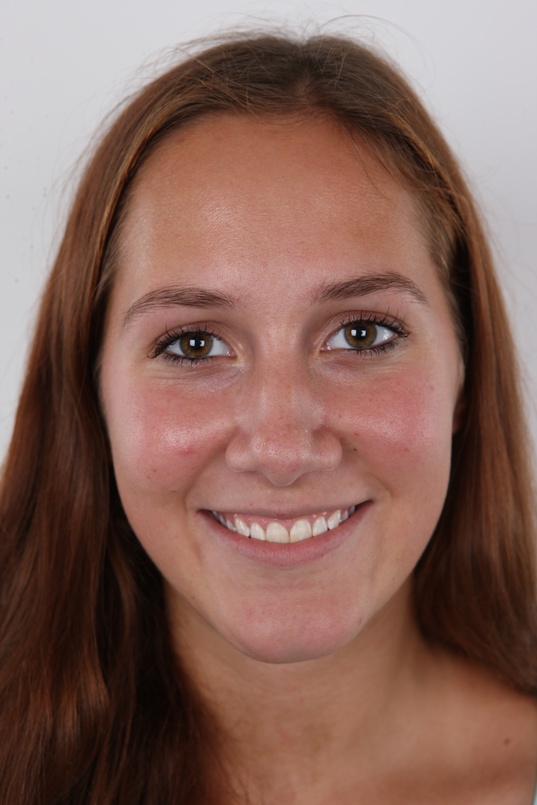 1. Download full pics of Sarka (18) from czechcasting.com