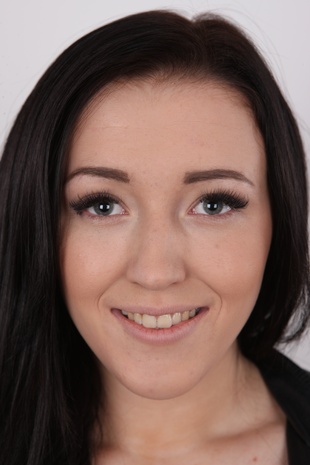 1. Download full pics of model Kristyna (19) from czechcasting.com