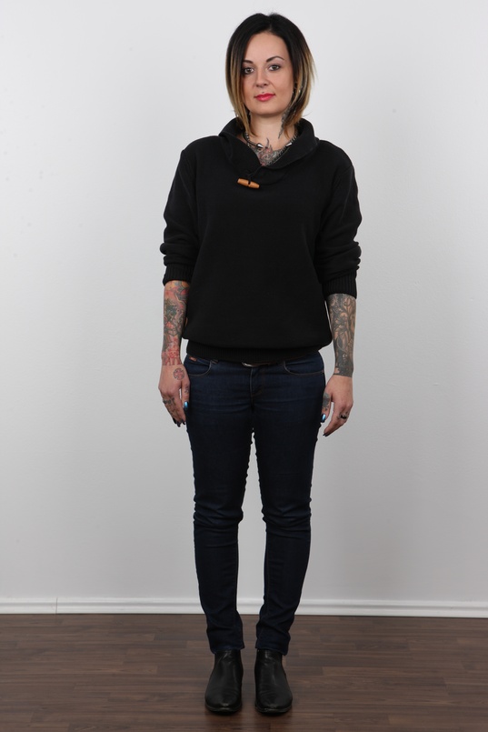 2. Download full pics of Martina (28) from czechcasting.com