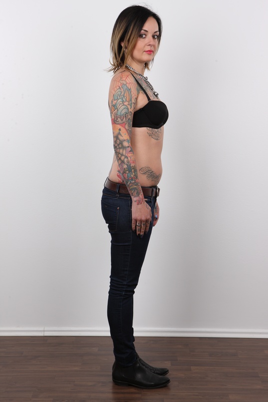 5. Download full pics of Martina (28) from czechcasting.com