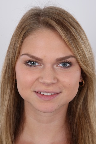 1. Download full pics of model Dominika (19) from czechcasting.com