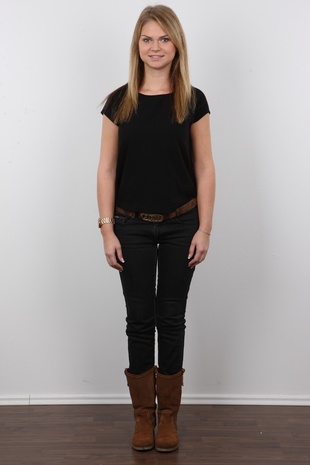 2. Download full pics of model Dominika (19) from czechcasting.com