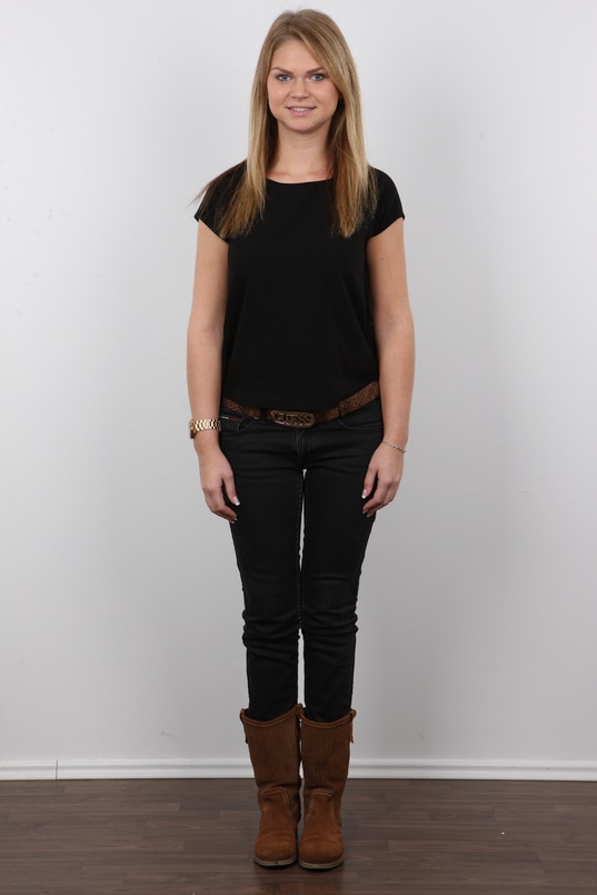 2. Download full pics of Dominika (19) from czechcasting.com