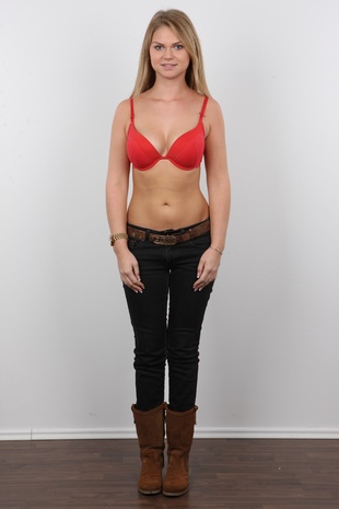 4. Download full pics of model Dominika (19) from czechcasting.com