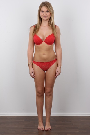 7. Download full pics of model Dominika (19) from czechcasting.com