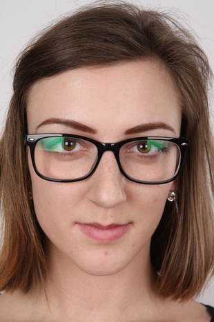 1. Download full pics of model Vendula (20) from czechcasting.com