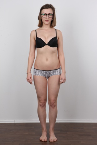 7. Download full pics of model Vendula (20) from czechcasting.com