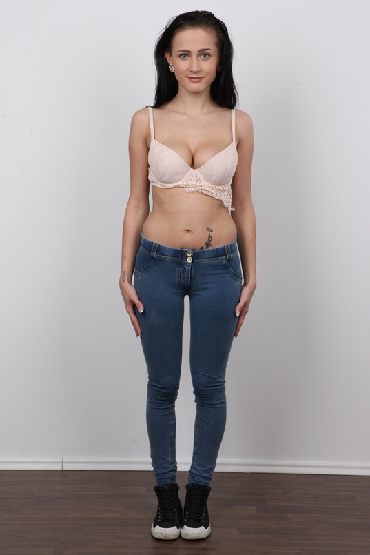 4. Download full pics of Denisa (18) from czechcasting.com