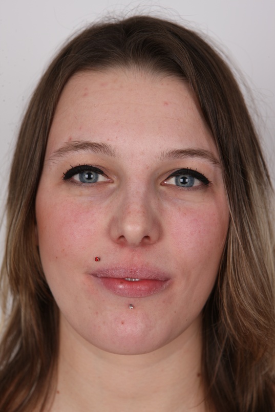 1. Download full pics of Liliana (26) from czechcasting.com