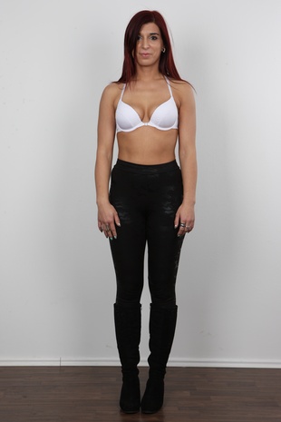 4. Download full pics of model Renata (27) from czechcasting.com