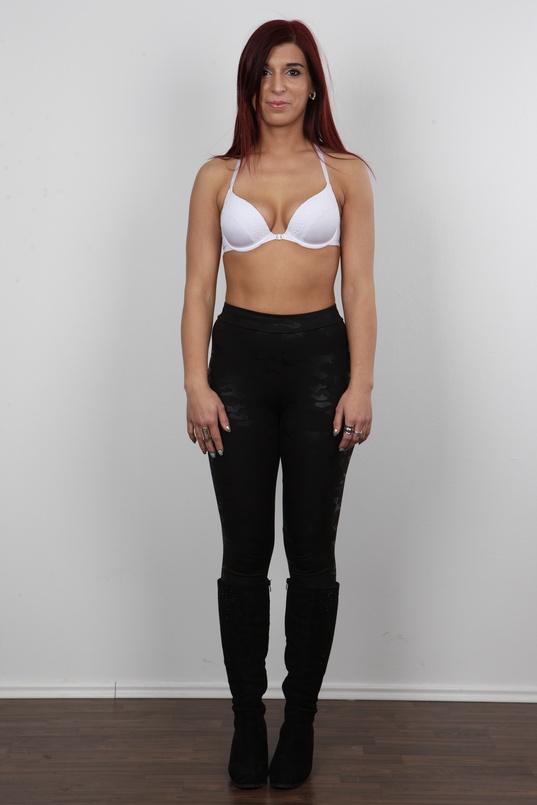 4. Download full pics of Renata (27) from czechcasting.com