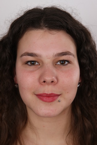 1. Download full pics of model Kristyna (23) from czechcasting.com