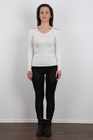 2. Download full pics of model Nikola (20) from czechcasting.com