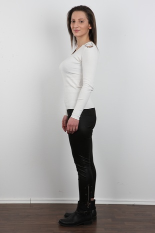 3. Download full pics of model Nikola (20) from czechcasting.com