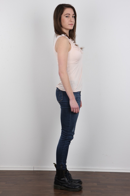 3. Download full pics of Nikol (21) from czechcasting.com