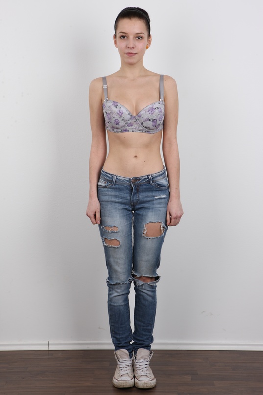 4. Download full pics of Linda (19) from czechcasting.com