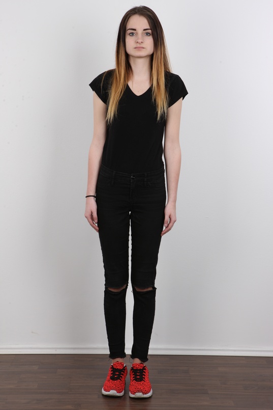 2. Download full pics of Dominika (18) from czechcasting.com