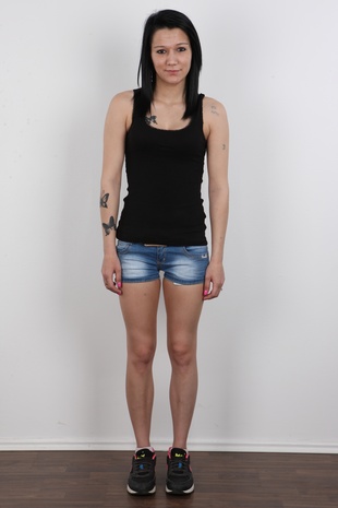2. Download full pics of model Denisa (21) from czechcasting.com