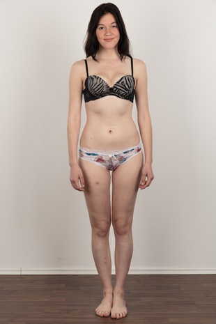 6. Download full pics of model Nikol (18) from czechcasting.com