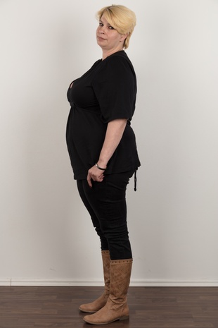 3. Download full pics of model Mirka (42) from czechcasting.com