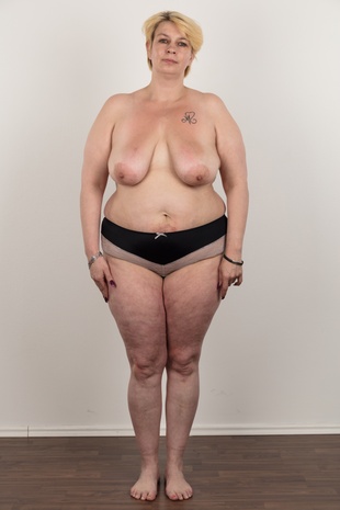 7. Download full pics of model Mirka (42) from czechcasting.com
