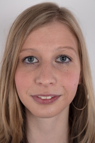 1. Download full pics of model Daniela (22) from czechcasting.com