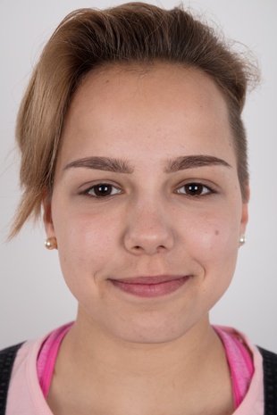 1. Download full pics of model Michaela (18) from czechcasting.com