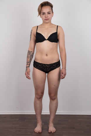 5. Download full pics of model Michaela (18) from czechcasting.com