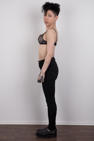 4. Download full pics of model Alina (19) from czechcasting.com