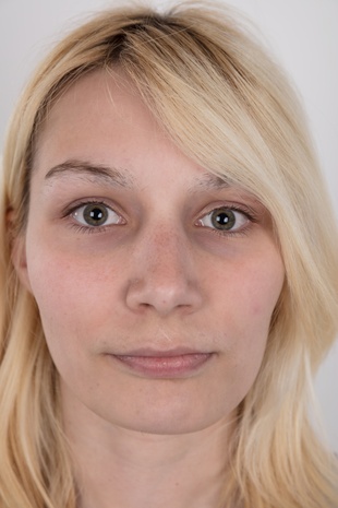 1. Download full pics of model Michaela (22) from czechcasting.com