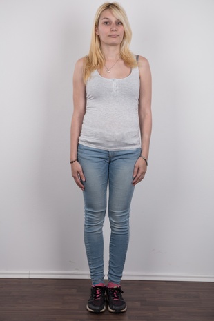 2. Download full pics of model Michaela (22) from czechcasting.com