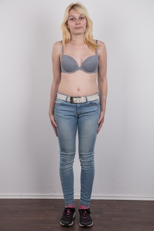 4. Download full pics of model Michaela (22) from czechcasting.com