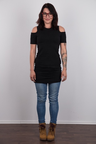 2. Download full pics of model Andrea (25) from czechcasting.com