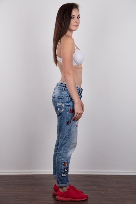 5. Download full pics of Tereza (18) from czechcasting.com